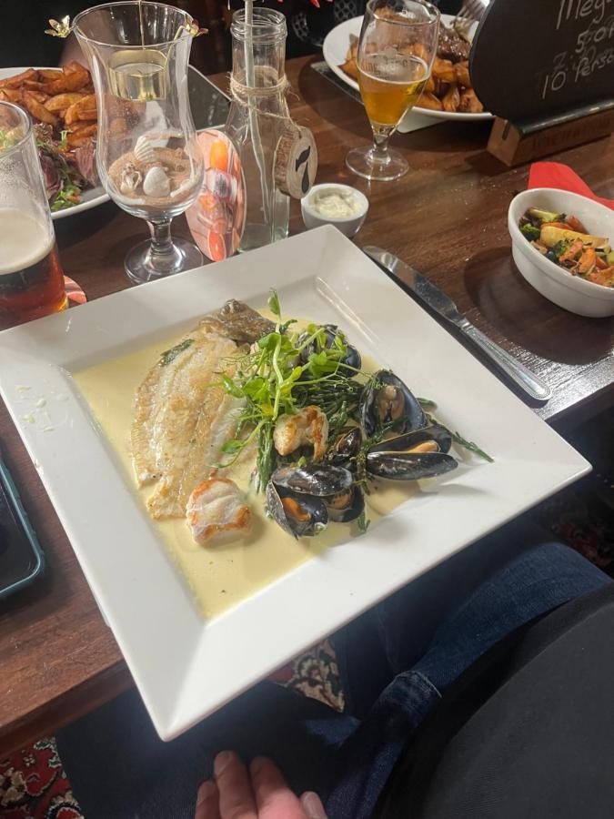 The Flask Inn Robin Hood's Bay Bagian luar foto